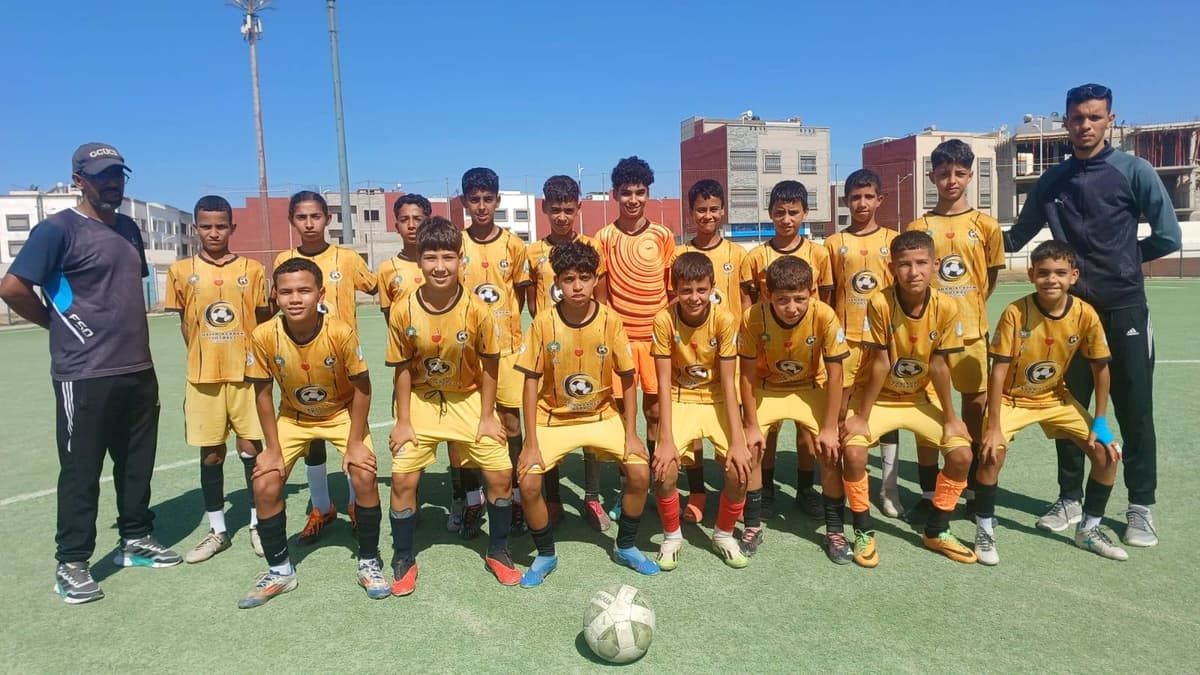 مدرب مع لاعبين شباب